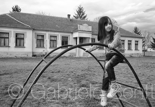neu fü Buch S. 21 Schule von Donji Katun (mit Sara)