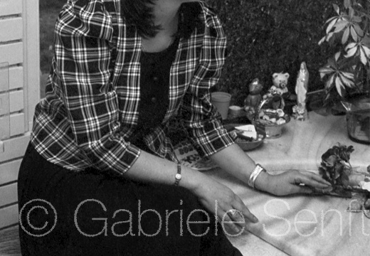 30. Mai 2002  Vesna Milenkovic am Grab ihrer Tochter