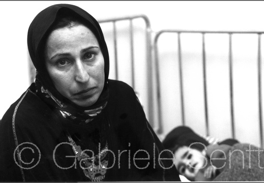 2003 01 19 Mutter mit sterb. Kind Mutter-Kind-Krankenhaus Basra